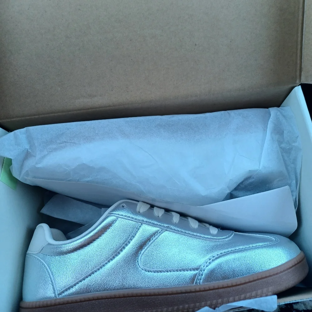 METALLIC SPORT RETRO SNEAKERS SZ 7